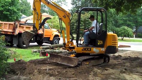 grading with a mini excavator|how to grade with a mini bucket.